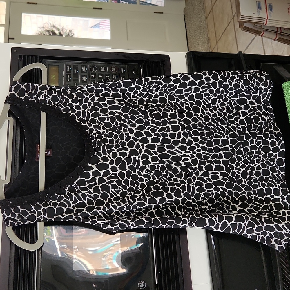 Dana Buchman Black and White Sleeveless Top